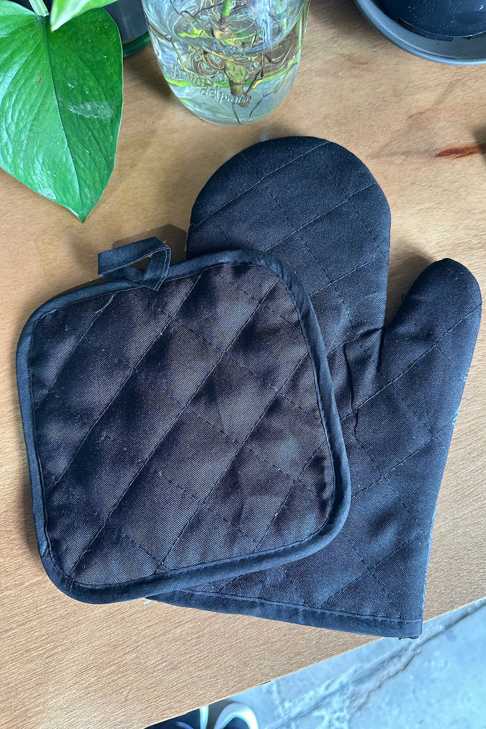 Oddities Oven Mitt Set - Image 3