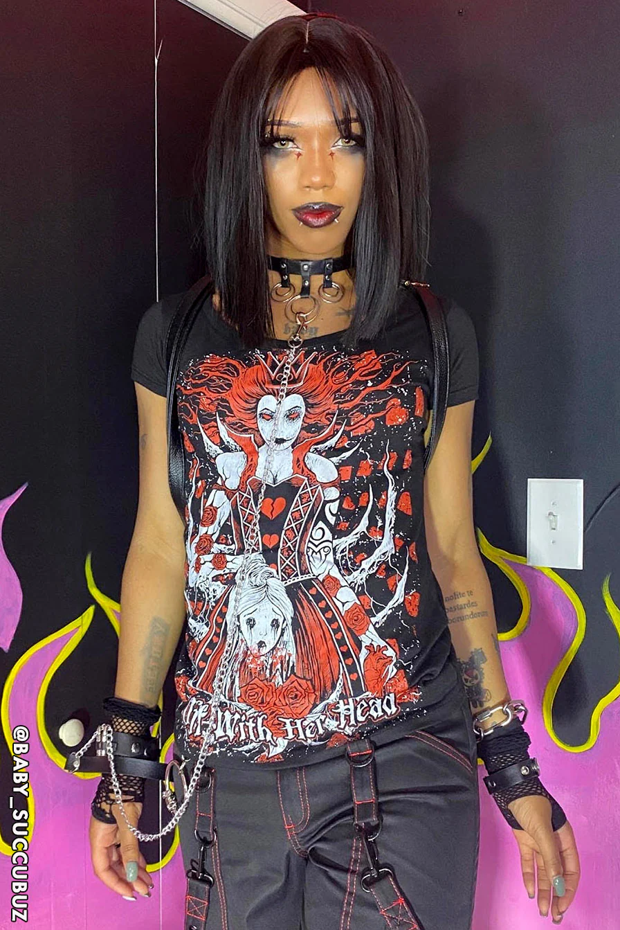Queen of Hearts T-shirt - Image 9